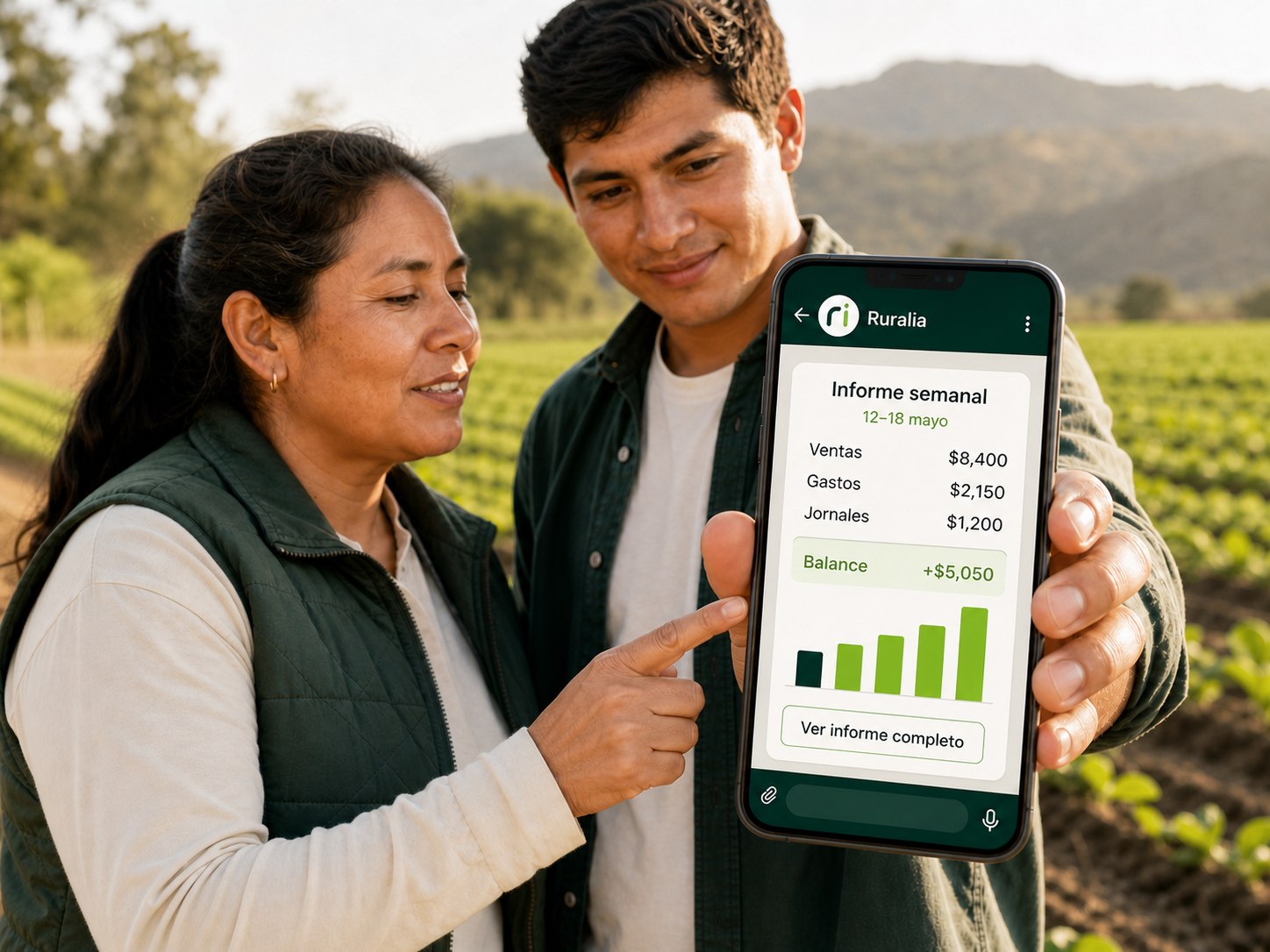 Productores consultan en su teléfono un informe semanal generado por Ruralia